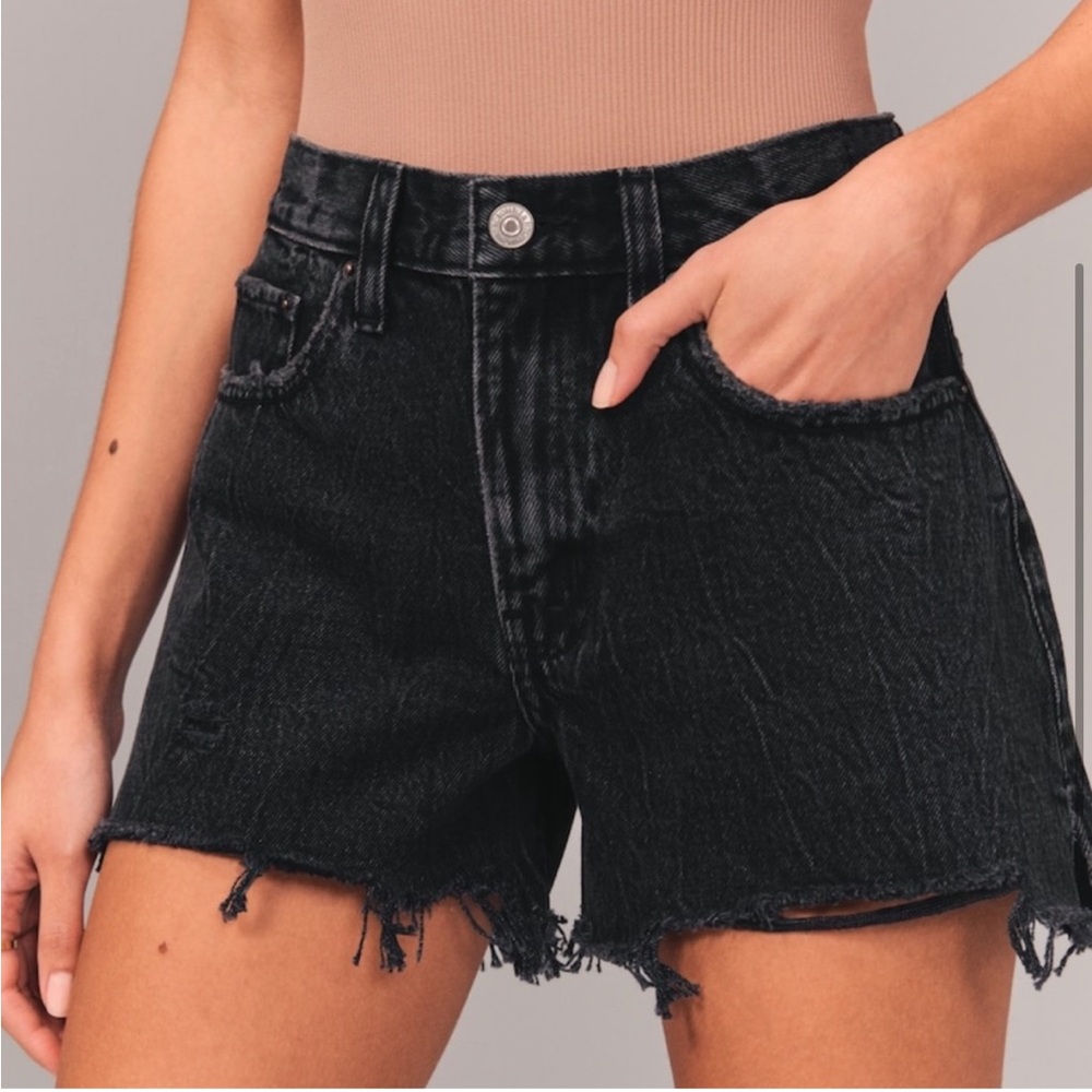 Abercrombie Mid Rise The Boyfriend Short in Distressed Black